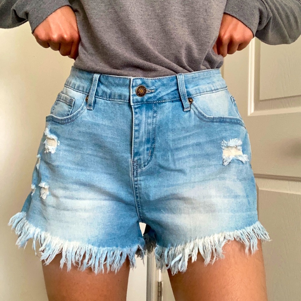Cute distressed denim shorts 😚